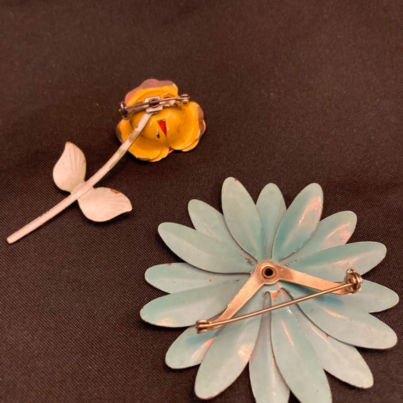Two 60s Flower Pins - Picture 2 of 2